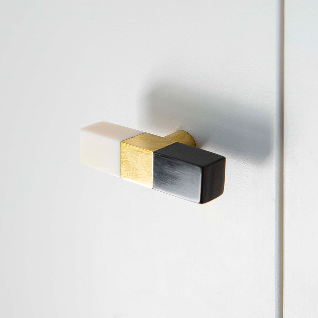 Block Bar Knob Black/Brass/White Resin – Bombay Duck